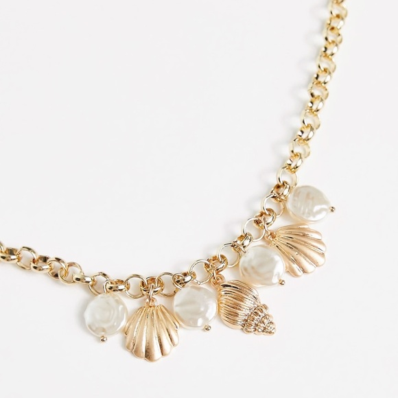***NWT**** Gold Pearl and Shell Charm Necklace in Gold - Picture 1 of 3